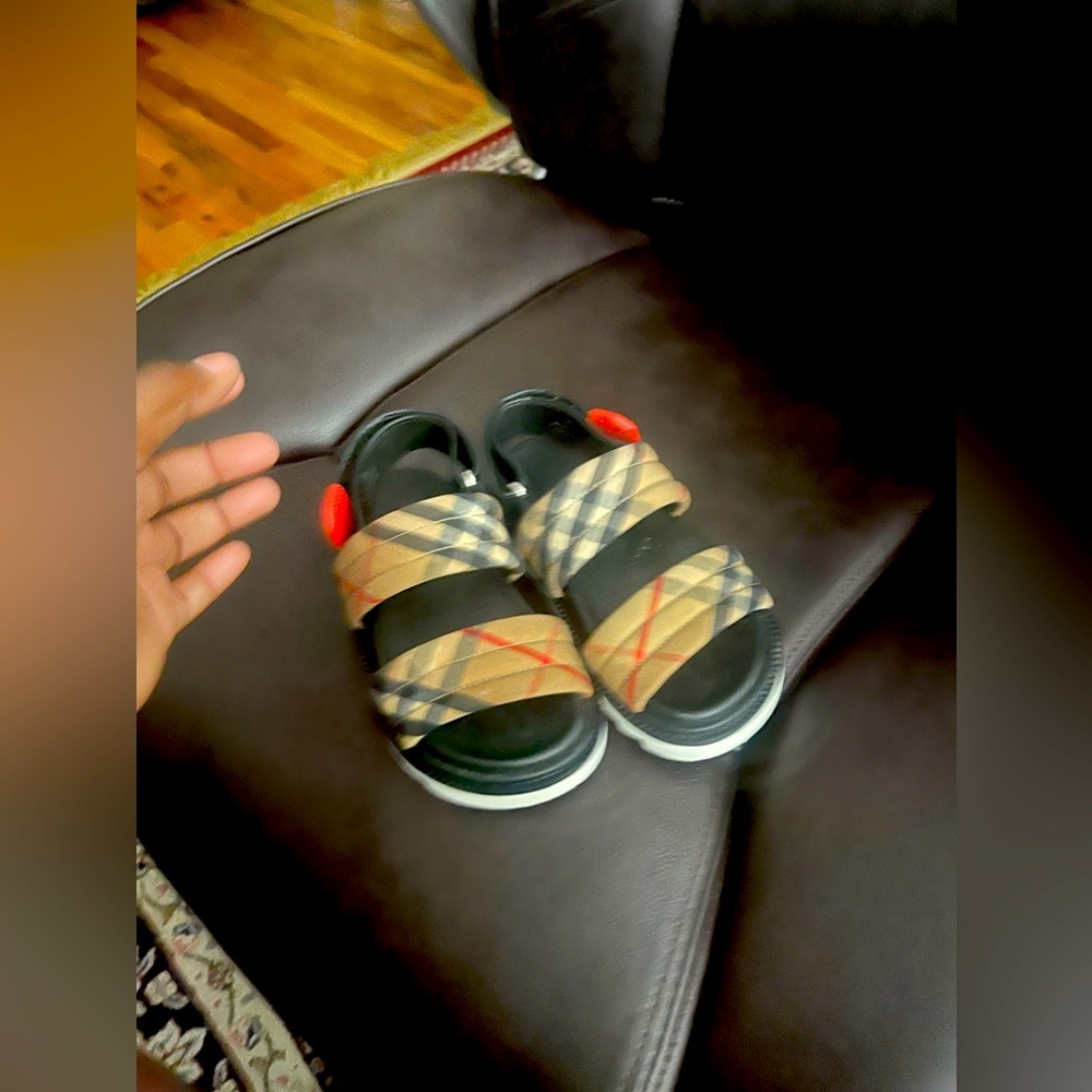 Toddler’s Burberry sandal
